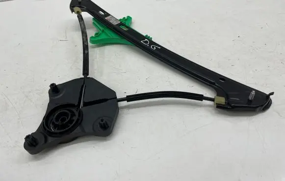 Rear window lifting mechanism without motor