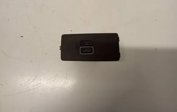 Volvo XC60 USB socket connector 10R053559 31407038 A2C7572930000