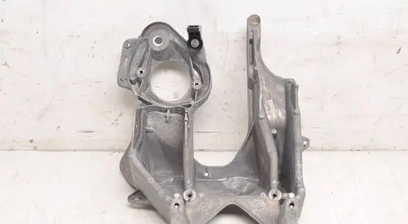 Volvo V50 Engine mounting bracket 