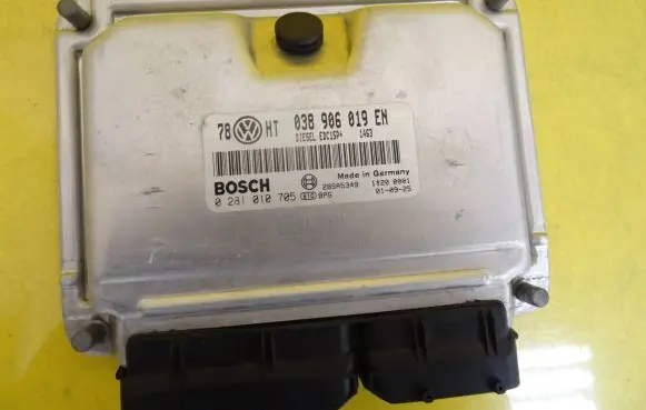 Volkswagen PASSAT B5.5 Engine control unit/module 038906019EN 0281010705