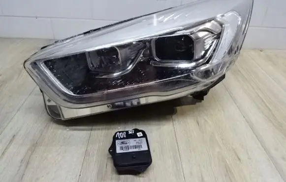 Ford Kuga II Headlight/headlamp GV4113D155AG