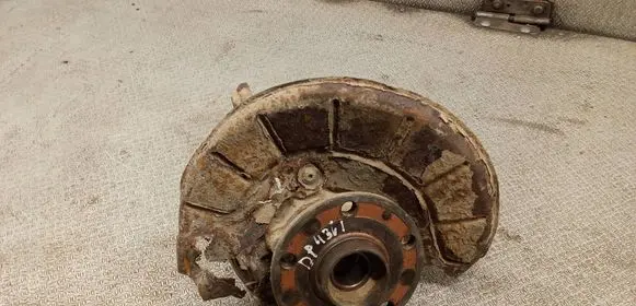 Volkswagen Touran I Front wheel hub spindle knuckle 
