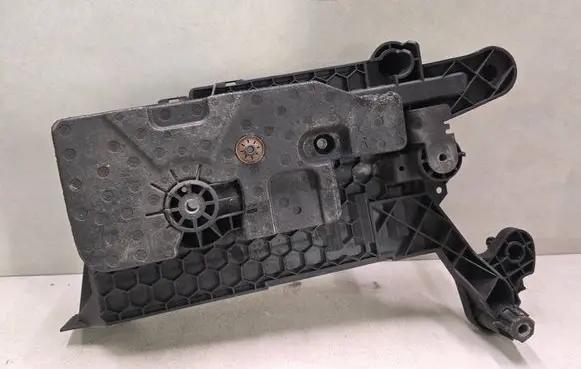 Volkswagen PASSAT B8 Battery tray 5Q0915331J