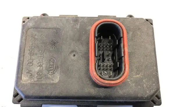 Volkswagen Touareg II Voltage converter/converter module 8U0941329