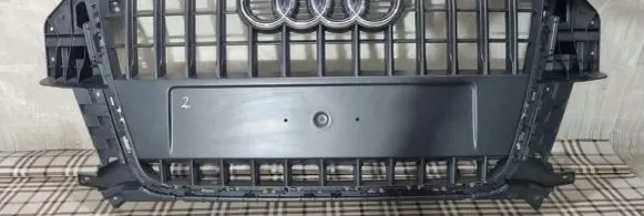 Audi Q3 8U Front bumper upper radiator grill 8U0853651