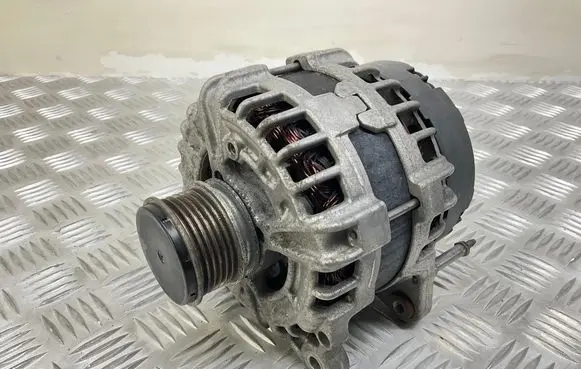 Volkswagen PASSAT B7 Generator/alternator 03L903024F