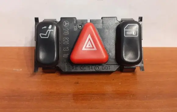 Mercedes-Benz E W210 Hazard light switch 9546 2108201310