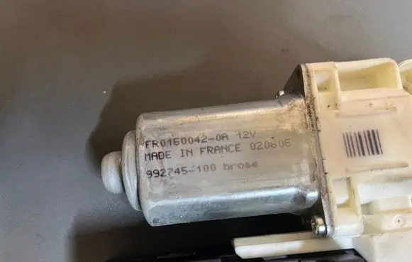 Volvo V50 Front door window regulator motor 30737675 992745100