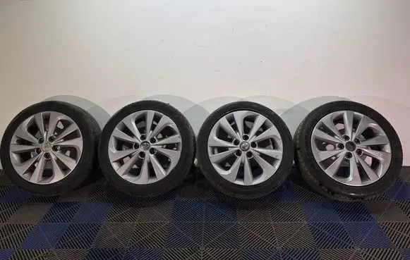 Toyota Auris E180 R17 alloy rim 
