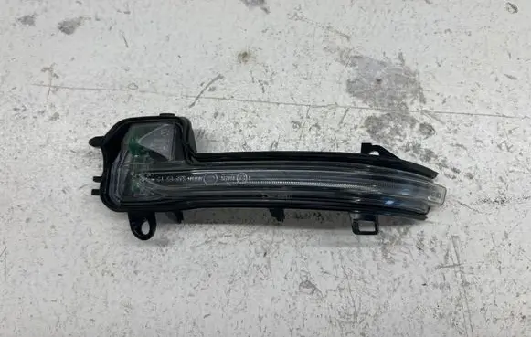 BMW 1 F40 Mirror indicator light E0192102