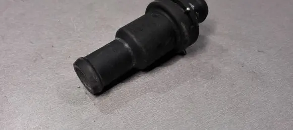 Volkswagen PASSAT B6 Engine coolant pipe/hose 4E0121113 BTO1919