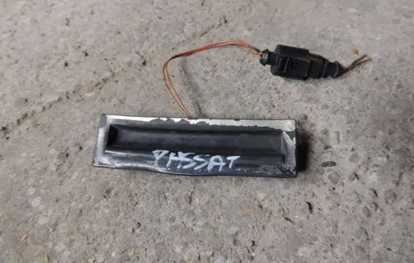 Volkswagen PASSAT B5.5 Tailgate/boot open switch button 