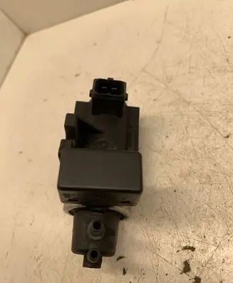 BMW 3 E46 Vacuum valve 72279600 02T025 2247906