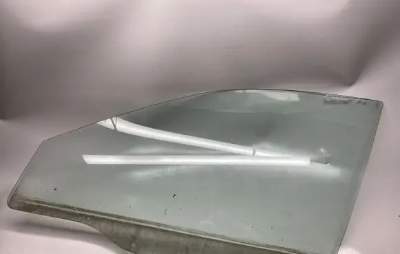 Mitsubishi Galant Front door window glass four-door 43R00033 M213A2