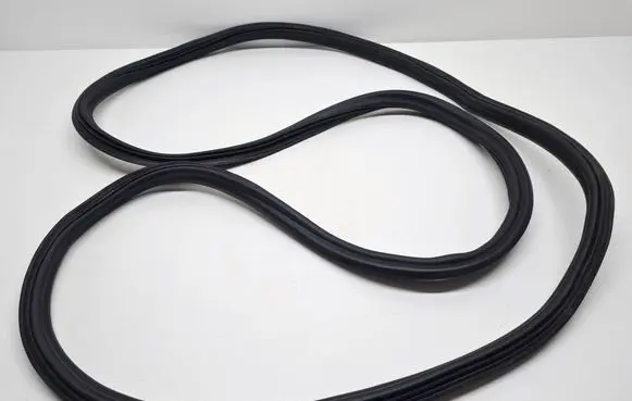Volkswagen Tiguan Trunk rubber seal (body) 5N0827705