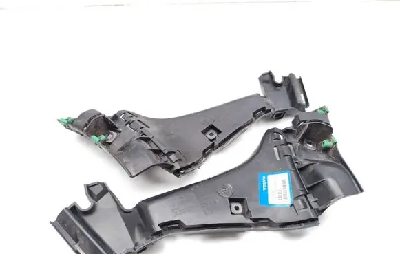 Rear bumper mounting bracket