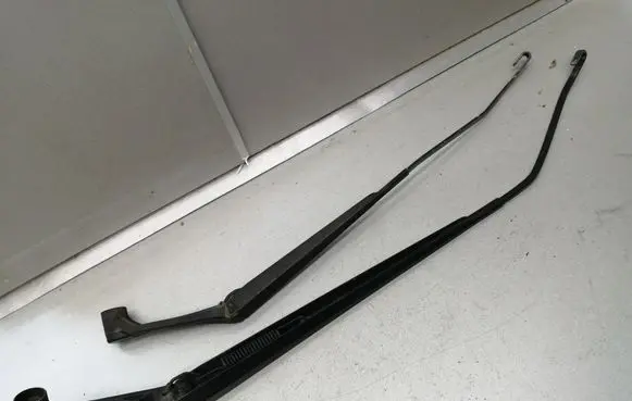 Mitsubishi Colt Front wiper blade arm
