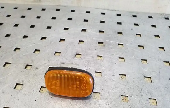 Toyota RAV 4 (XA20) Front fender indicator light E13013047