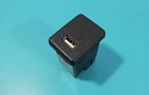 Opel Astra K USB socket connector 39087528 IMPRK1595935