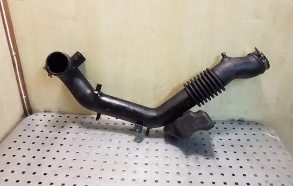 Opel Frontera B Intake resonator 897176923