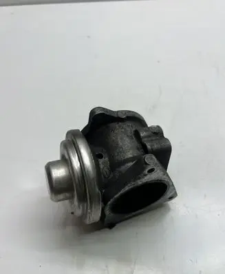 Volkswagen PASSAT B6 EGR valve 038129637D