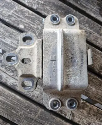 Volkswagen PASSAT B6 Engine mount bracket 3C0199555