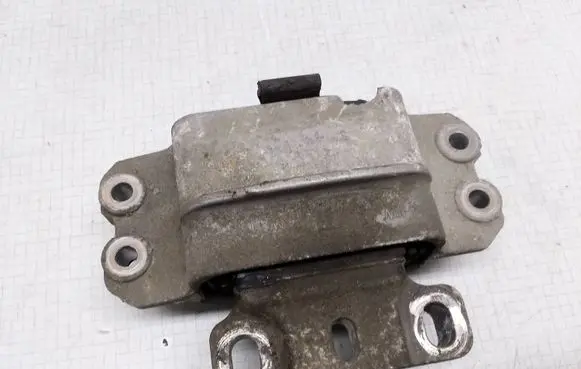 Volkswagen Touran I Engine mount bracket