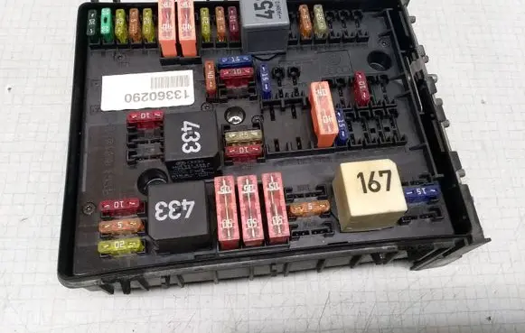 Volkswagen Golf V Fuse module 13360290