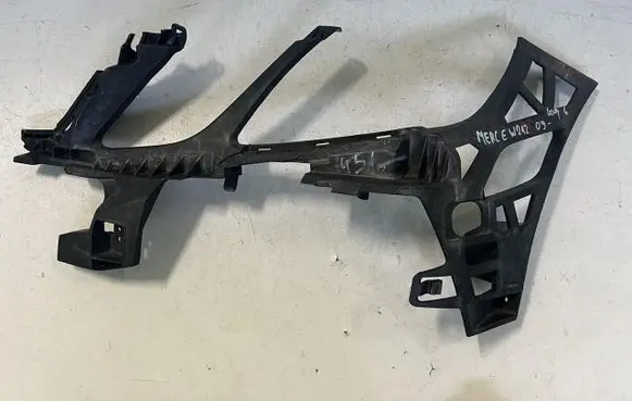 Mercedes-Benz E W212 Front bumper mounting bracket A2128850365