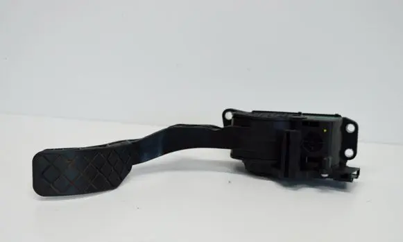 Accelerator throttle pedal