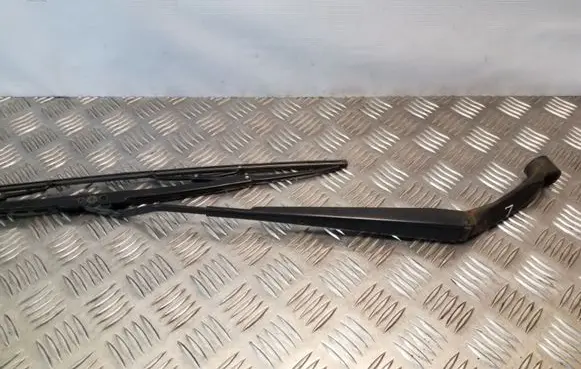 Toyota Land Cruiser (J120) Front wiper blade arm