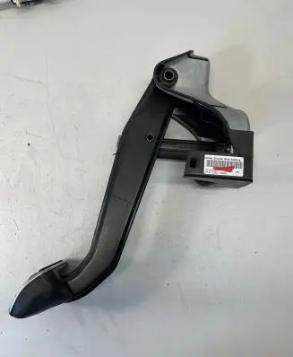 Mercedes-Benz C W204 Brake pedal A2042902301 P204290074 71271242