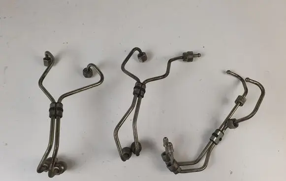 Volvo XC70 Fuel injector supply line/pipe 