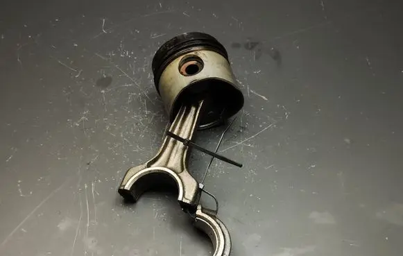 Peugeot J5 Piston with connecting rod 060311