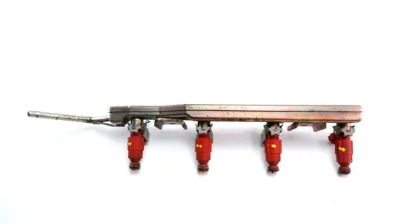 Nissan Primera Fuel injector supply line/pipe 