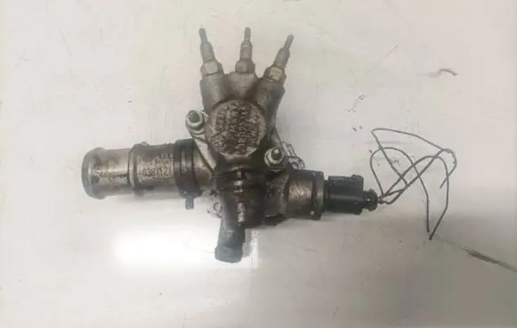 Volkswagen PASSAT B5 Engine coolant pipe/hose 038121145