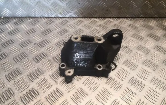 Engine mounting bracket