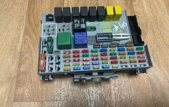 Opel Zafira A Fuse box set 24412497