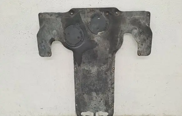 Center/middle under tray cover