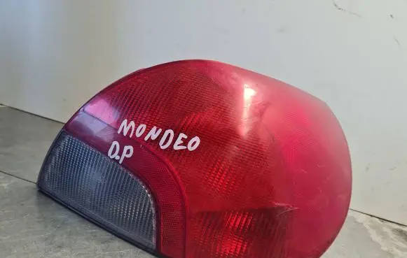 Ford Mondeo MK I Tail light bulb cover holder 13N004