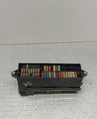 Volkswagen Touran I Fuse module 747E50EZS 0519190532 1T1970076A
