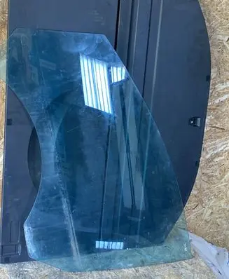 Ford Kuga I Front door window glass four-door