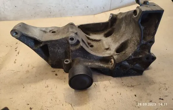BMW X5 E70 Generator/alternator bracket 13922010
