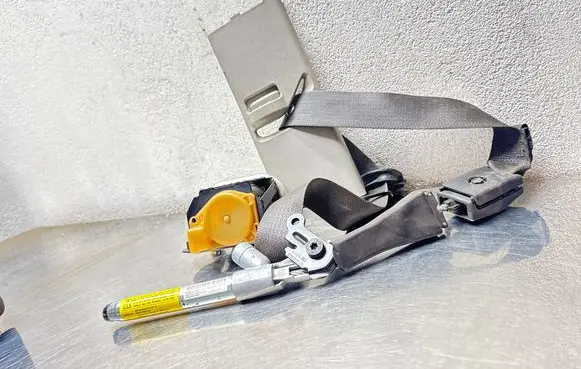 Opel Insignia A Front seatbelt 041019 13303840