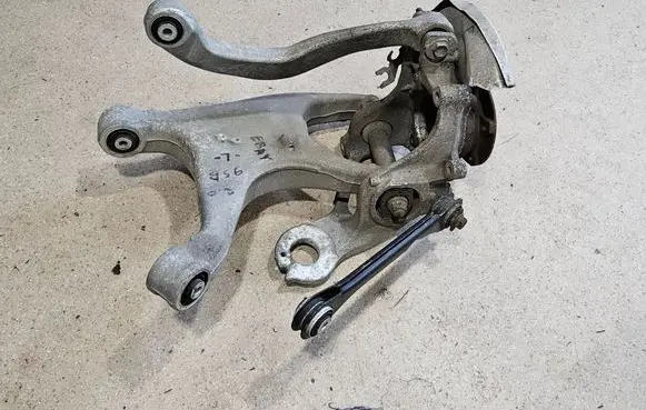 Rear wheel hub spindle/knuckle