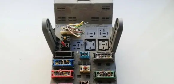 Renault Laguna I Fuse box set 8200043240
