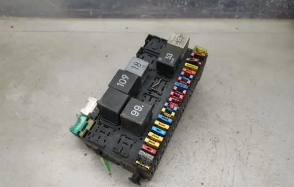 Volkswagen Golf III Fuse module 357937039