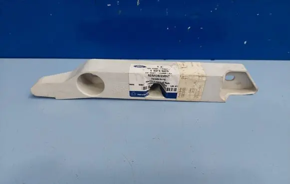 Ford Focus Front bumper mounting bracket 8M5117D958AD