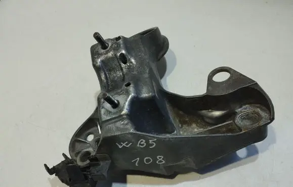 Volkswagen PASSAT B5 Engine mounting bracket 8E0199352F