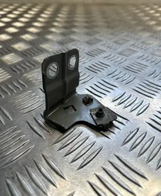 Opel Insignia B Fender mounting bracket 39077424